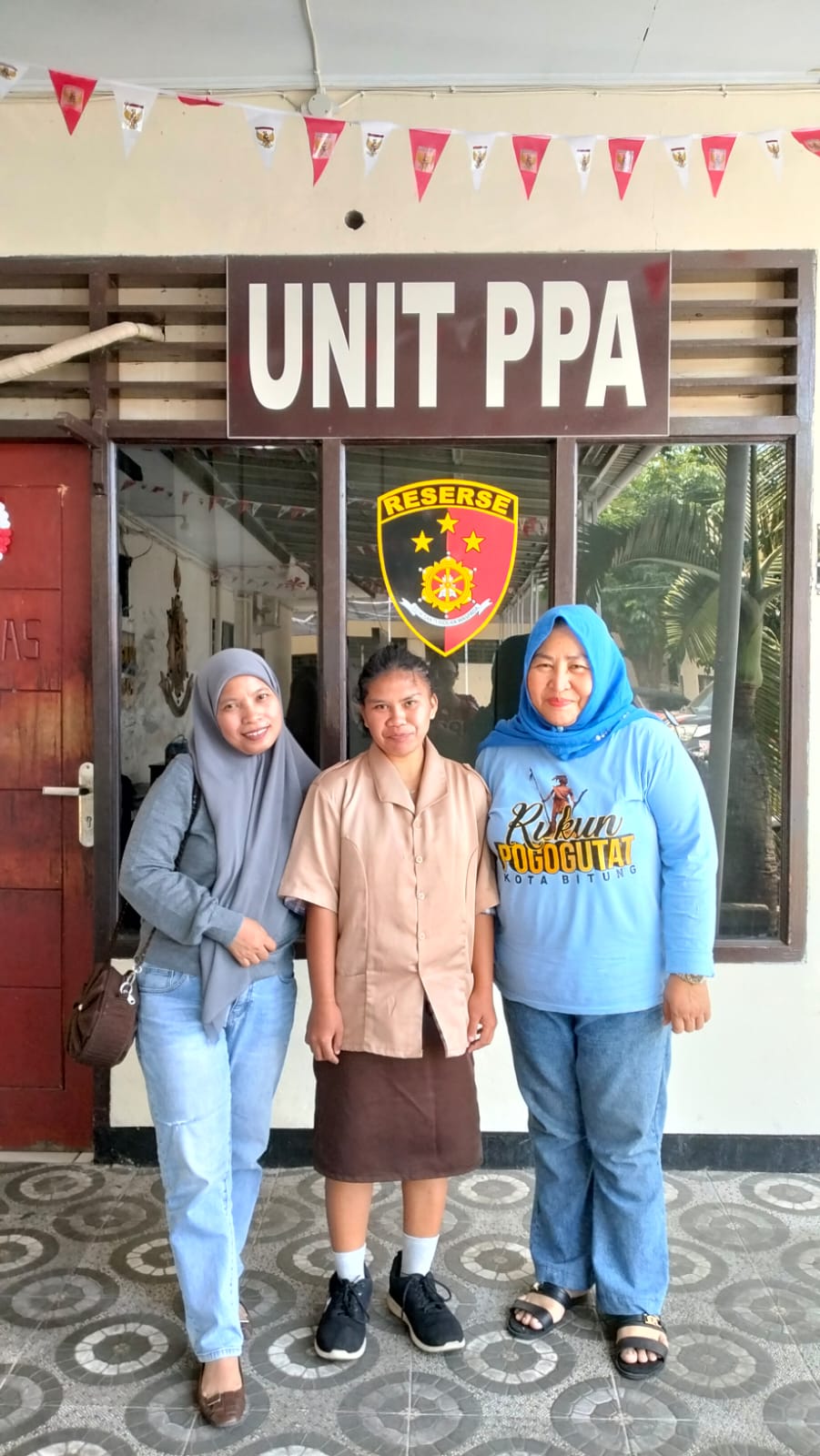 Wujud Nyata Ningsry Datau M. Pd, Ketua Umum (ALPPIND) Kota Bitung, Dampingi Langsung Kasus Pemukulan Anak Sekolah di kelurahan winenet dia kecamatan Aertembaga.